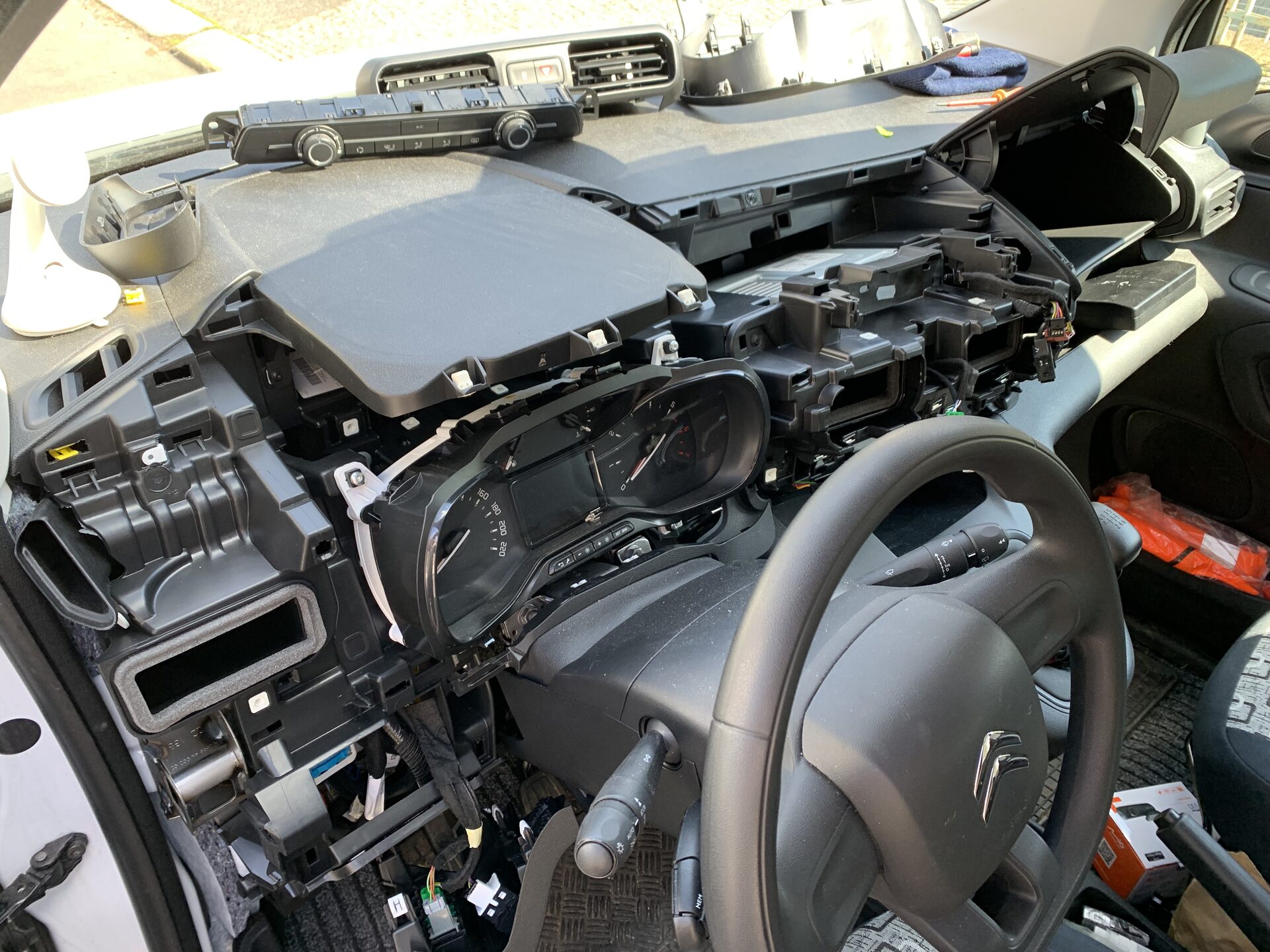 Výměna továrního autorádia za Android head unit — detail rámečku a zapojení
